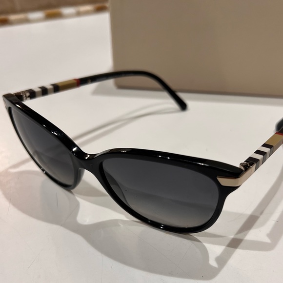 AUTHENTIC BURBERRY SUNNIES - Picture 6 of 8